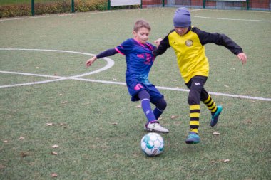 Çocuklar savaş sırasında Ukrayna 'daki futbol sahasında futbol oynuyor.