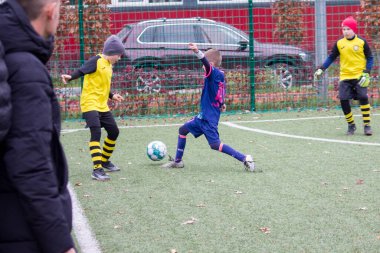 Çocuklar savaş sırasında Ukrayna 'daki futbol sahasında futbol oynuyor.