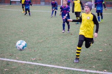 Çocuklar savaş sırasında Ukrayna 'daki futbol sahasında futbol oynuyor.