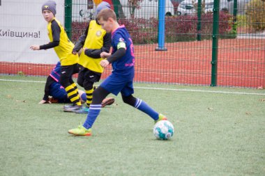 Çocuklar savaş sırasında Ukrayna 'daki futbol sahasında futbol oynuyor.