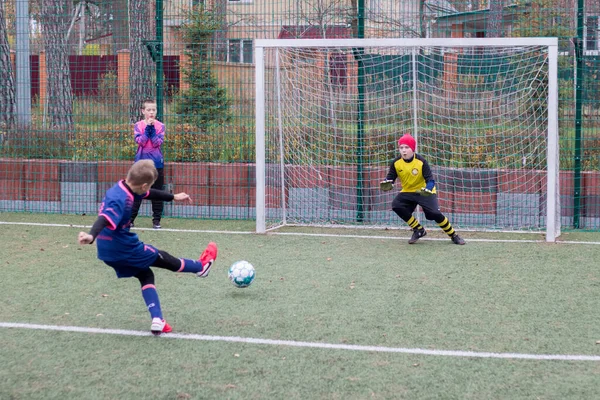 전쟁중에 우크라 이나의 축구장에서 축구를 어린이들 — 스톡 사진