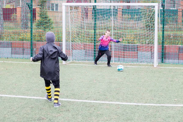 Dzieci Grają Piłkę Nożną Ukrainie Podczas Wojny — Zdjęcie stockowe