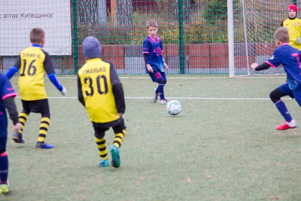 Crianças Jogam Futebol Campo Futebol Ucrânia Durante Guerra — Fotografia de Stock