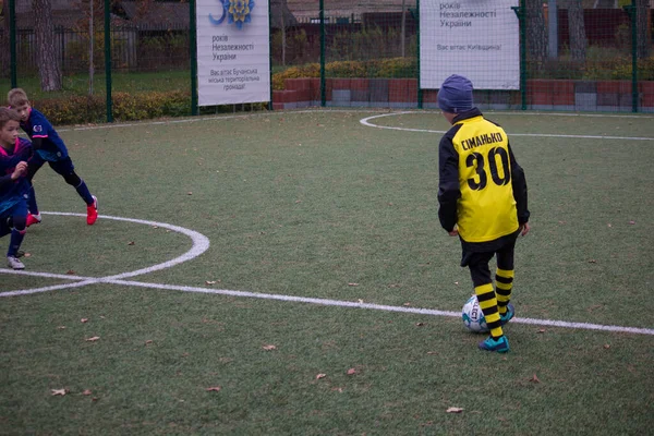 Kinderen Spelen Voetbal Het Voetbalveld Oekraïne Tijdens Oorlog — Stockfoto
