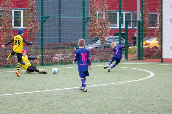 Çocuklar savaş sırasında Ukrayna 'daki futbol sahasında futbol oynuyor.