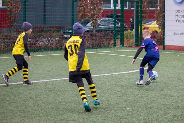 전쟁중에 우크라 이나의 축구장에서 축구를 어린이들 — 스톡 사진