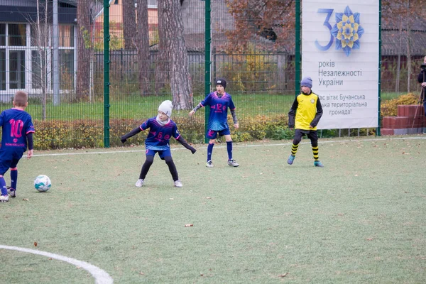 Kinder Spielen Während Des Krieges Auf Dem Fußballplatz Der Ukraine — Stockfoto
