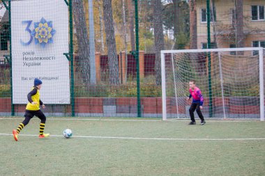 Çocuklar savaş sırasında Ukrayna 'daki futbol sahasında futbol oynuyor.