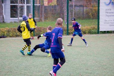 Çocuklar savaş sırasında Ukrayna 'daki futbol sahasında futbol oynuyor.