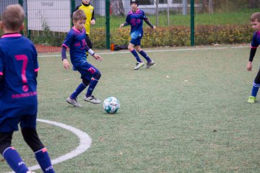 Çocuklar savaş sırasında Ukrayna 'daki futbol sahasında futbol oynuyor.