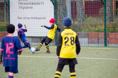 Çocuklar savaş sırasında Ukrayna 'daki futbol sahasında futbol oynuyor.