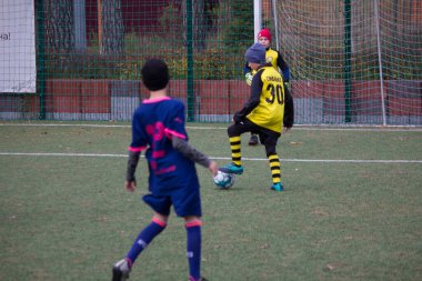 Çocuklar savaş sırasında Ukrayna 'daki futbol sahasında futbol oynuyor.