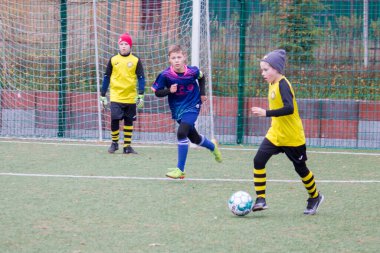 Çocuklar savaş sırasında Ukrayna 'daki futbol sahasında futbol oynuyor.