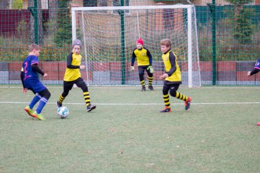 Çocuklar savaş sırasında Ukrayna 'daki futbol sahasında futbol oynuyor.