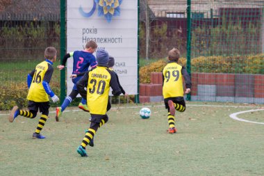 Çocuklar savaş sırasında Ukrayna 'daki futbol sahasında futbol oynuyor.