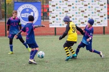 Çocuklar savaş sırasında Ukrayna 'daki futbol sahasında futbol oynuyor.