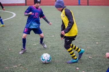 Çocuklar savaş sırasında Ukrayna 'daki futbol sahasında futbol oynuyor.