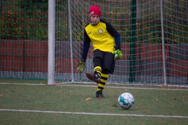 Çocuklar savaş sırasında Ukrayna 'daki futbol sahasında futbol oynuyor.