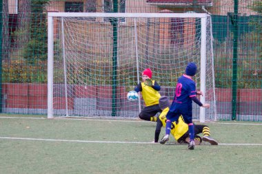 Çocuklar savaş sırasında Ukrayna 'daki futbol sahasında futbol oynuyor.