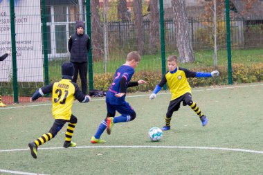 Çocuklar savaş sırasında Ukrayna 'daki futbol sahasında futbol oynuyor.