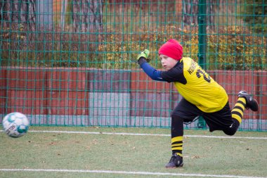 Çocuklar savaş sırasında Ukrayna 'daki futbol sahasında futbol oynuyor.