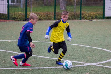 Çocuklar savaş sırasında Ukrayna 'daki futbol sahasında futbol oynuyor.