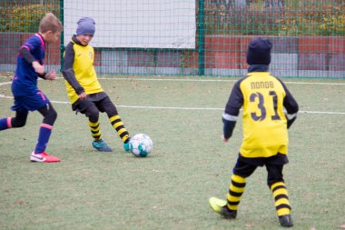 Çocuklar savaş sırasında Ukrayna 'daki futbol sahasında futbol oynuyor.