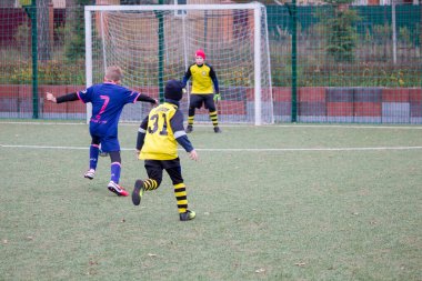 Çocuklar savaş sırasında Ukrayna 'daki futbol sahasında futbol oynuyor.