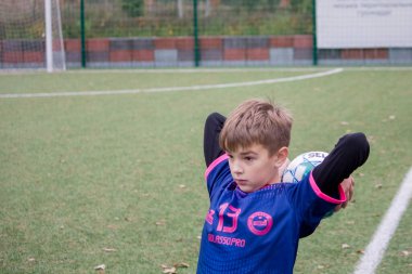 Çocuklar savaş sırasında Ukrayna 'daki futbol sahasında futbol oynuyor.