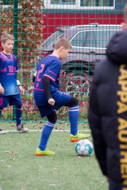 Çocuklar savaş sırasında Ukrayna 'daki futbol sahasında futbol oynuyor.