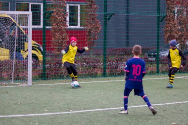 Çocuklar savaş sırasında Ukrayna 'daki futbol sahasında futbol oynuyor.