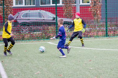 Çocuklar savaş sırasında Ukrayna 'daki futbol sahasında futbol oynuyor.