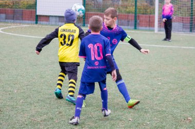 Çocuklar savaş sırasında Ukrayna 'daki futbol sahasında futbol oynuyor.