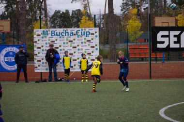 Çocuklar savaş sırasında Ukrayna 'daki futbol sahasında futbol oynuyor.