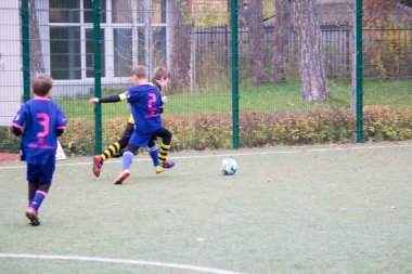 Çocuklar savaş sırasında Ukrayna 'daki futbol sahasında futbol oynuyor.