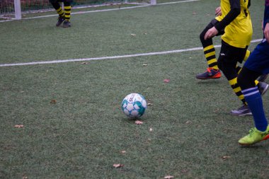 Çocuklar savaş sırasında Ukrayna 'daki futbol sahasında futbol oynuyor.