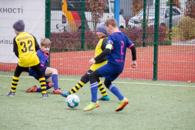 Çocuklar savaş sırasında Ukrayna 'daki futbol sahasında futbol oynuyor.