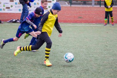 Çocuklar savaş sırasında Ukrayna 'daki futbol sahasında futbol oynuyor.