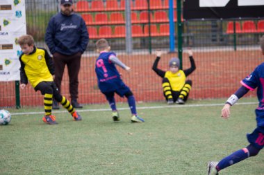 Çocuklar savaş sırasında Ukrayna 'daki futbol sahasında futbol oynuyor.