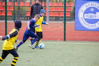 Çocuklar savaş sırasında Ukrayna 'daki futbol sahasında futbol oynuyor.