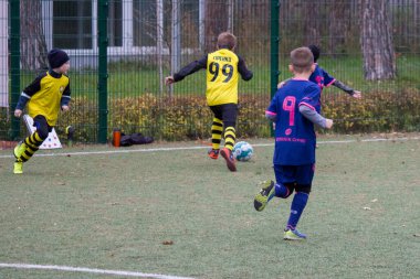 Çocuklar savaş sırasında Ukrayna 'daki futbol sahasında futbol oynuyor.