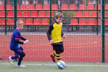 Çocuklar savaş sırasında Ukrayna 'daki futbol sahasında futbol oynuyor.