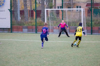 Çocuklar savaş sırasında Ukrayna 'daki futbol sahasında futbol oynuyor.