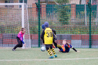 Çocuklar savaş sırasında Ukrayna 'daki futbol sahasında futbol oynuyor.