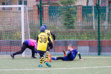 Çocuklar savaş sırasında Ukrayna 'daki futbol sahasında futbol oynuyor.