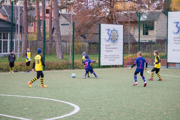 Les Enfants Jouent Football Sur Terrain Football Ukraine Pendant Guerre — Photo