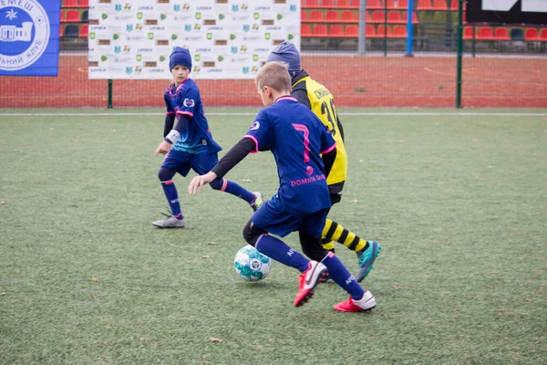战争期间 孩子们在乌克兰的足球场踢足球 — 图库照片