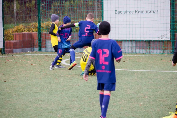 Los Niños Juegan Fútbol Campo Fútbol Ucrania Durante Guerra —  Fotos de Stock