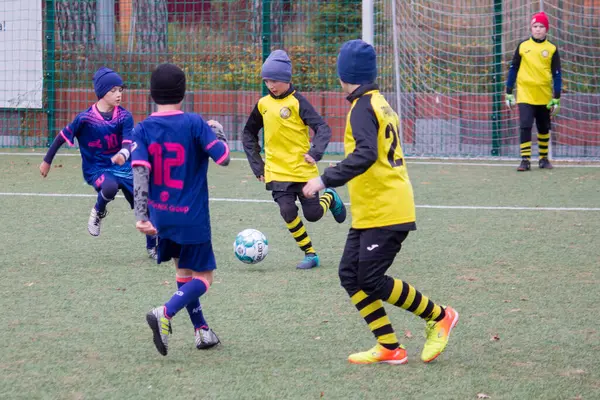 Kinder Spielen Während Des Krieges Auf Dem Fußballplatz Der Ukraine — Stockfoto