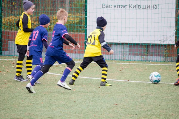 战争期间 孩子们在乌克兰的足球场踢足球 — 图库照片